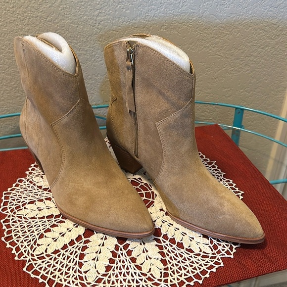 Nwt Vince Camuto bootie. Size 6.5. Suede. Heel 2.5” - Picture 1 of 8